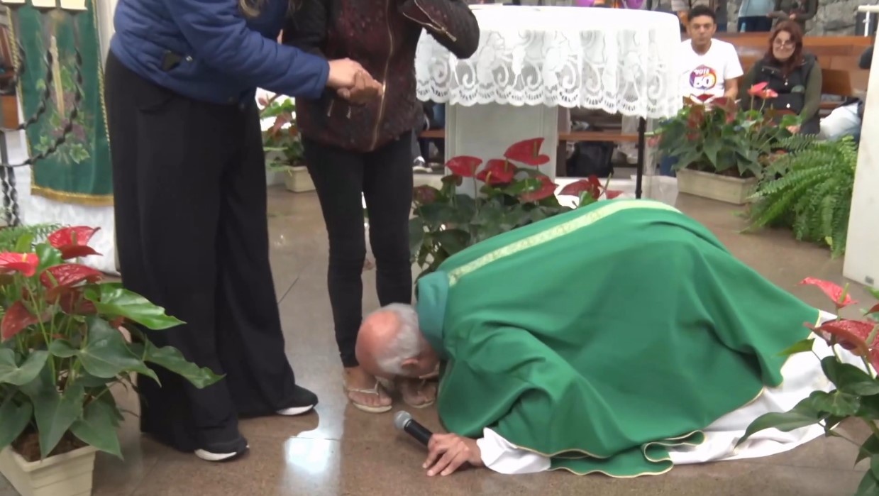 “Só quem toca nas feridas conhece Jesus”