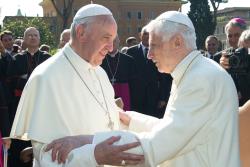 Papa Francisco com o Papa Emérito Bento XVI na inauguração da imagem de São Miguel Arcanjo nos Jardins Vaticanos